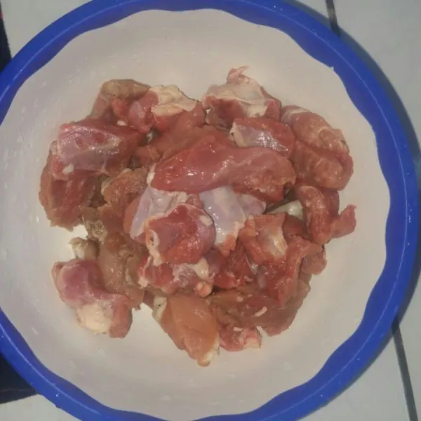Bersihkan daging, cuci, potong-potong.