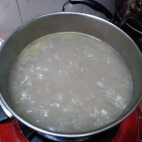 Campurkan tumisan bumbu dengan rebusan daging, rebus selama 45 menit dengan panci tertutup sampai minyaknya keluar seperti digambar. Kemudian masukkan sisa air 500ml, rebus kembali sampai mendidih. Masukkan sisa garam 2,5 sdt.
