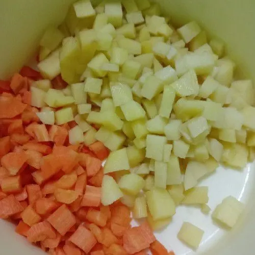 Kupas wortel dan kentang  bersihkan lalu potong dadu.