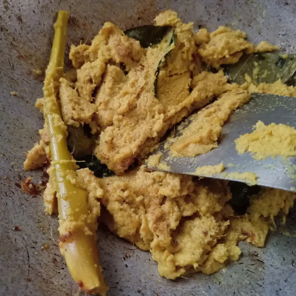 Tumis bumbu hingga harum dan matang (kecoklatan).