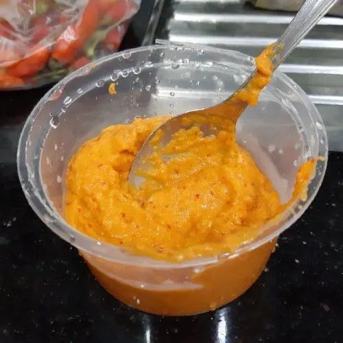 Blender bawang merah, bawang putih, cabai keriting, 2 buah cabai rawit dan 3 sdm minyak hingga halus. Sisihkan.