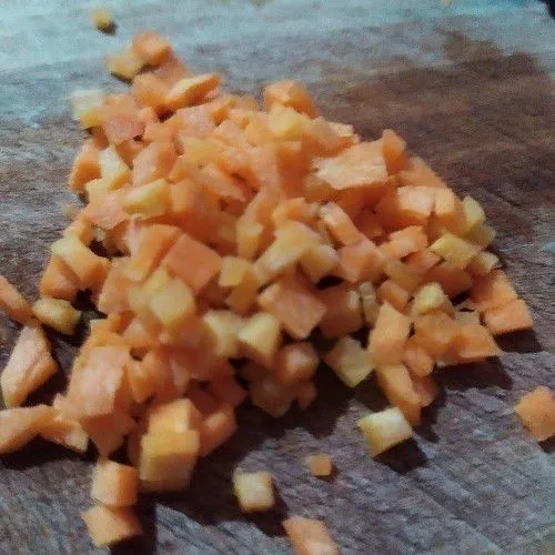 Cuci dan potong wortel kecil-kecil.