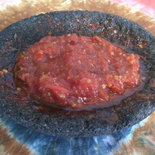 Hidangkan sambal tomat segar selagi fresh.
