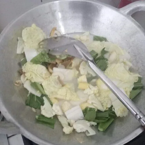 Masukkan sayuran, aduk sampai layu dan masukkan tepung tapioka yang sudah dicampur dengan air.