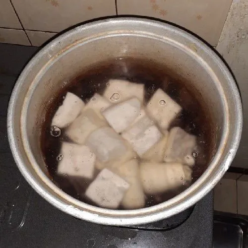 Kupas ubi, cuci bersih, lalu rebus dengan air hingga lembut.