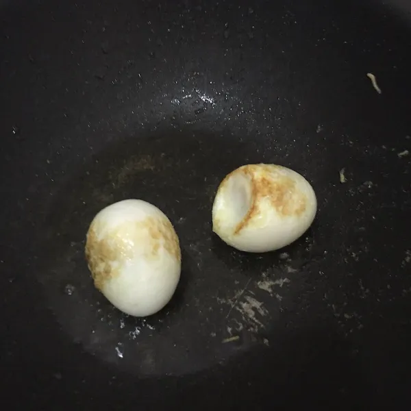 Goreng telur rebus sampai muncul warna coklat lalu angkat.