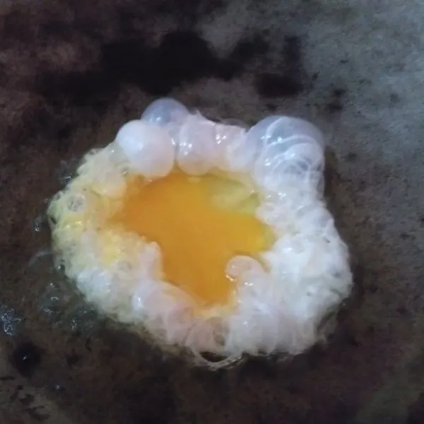 Panaskan minyak, lalu ceplok telur satu per satu hingga habis.