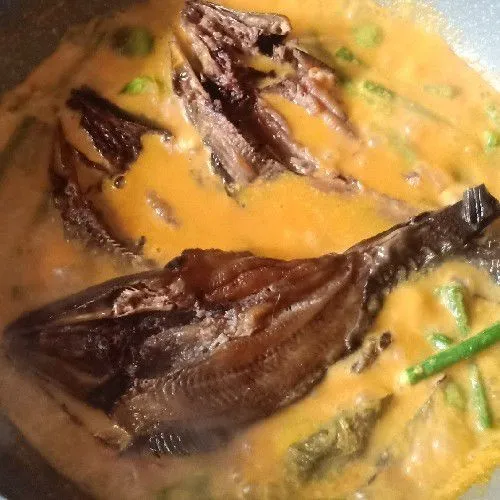 Masukkan ikan salai dan kaldu bubuk. Aduk-aduk pelan masak dengan api sedang, koreksi rasa. Gulai ikan salai siap disantap.