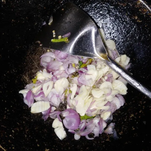 Tumis bumbu irisan hingga harum dan matang.