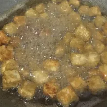 Goreng tempe hingga matang, sisihkan.