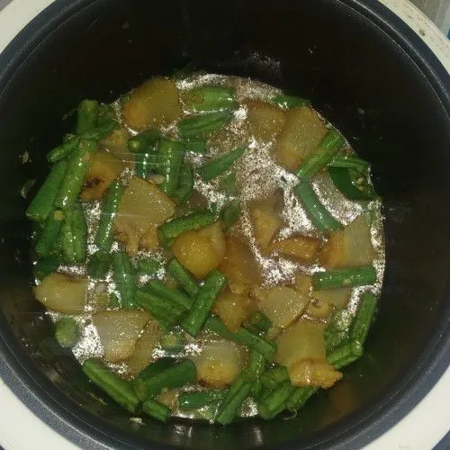 Setelah mendidih, aduk rata sampai warna kecap merata dan matang, setelah itu koreksi rasa. Setelah matang dan rasa sudah pas, angkat dan sajikan saat masih hangat.