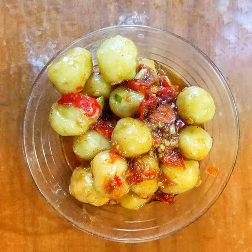 Ulek halus bawang putih, cabe rawit, cabe keriting dan terasi lalu bumbu halus dengan minyak secukupnya, kemudian tambahkan garam, gula merah dan kecap secukupnya, setelah bumbu matang masukan cilok aduk-aduk hingga bumbu melumuri cilok.