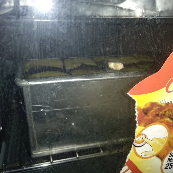 Panggang dalam oven yang telah dipanaskan sampai matang dan permukaannya kecoklatan, sekitar 45 menit. Tes tekstur dengan tusukan lidi yang sudah bersih.