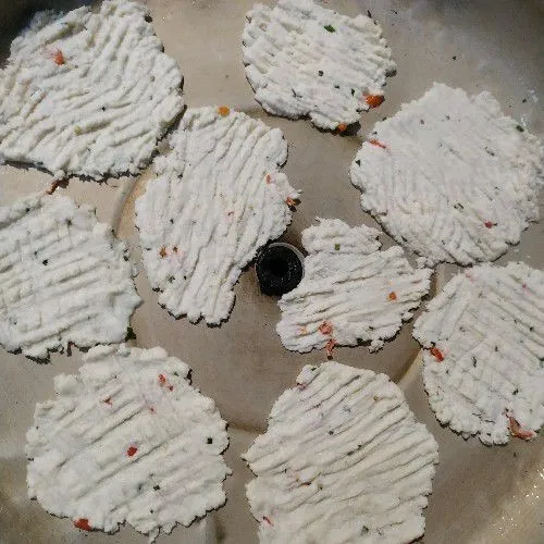 Masak air hingga mendidih, ambil tutup panci, bentuk adonan ke tutup panci. Tutupkan kembali ke panci.