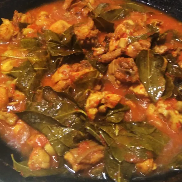 Tambahkan penyedap rasa dan gula, kemudian tunggu hingga daun kedondong layu. Masakan siap di hidangkan.