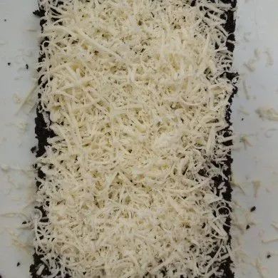 Setelah matang, angkat dan keluarkan dari cetakan. Taburi dengan topping favoritmu.