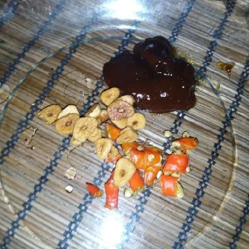 Sambal petis: ulek bawang putih goreng, cabe rawit dan petis, tambahkan air panas sedikit demi sedikit. Jangan terlalu encer.