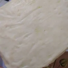 Ambil adonan yang sudah di rendam selama 30 menit. Pipihkan sampai tipis di atas talenan.