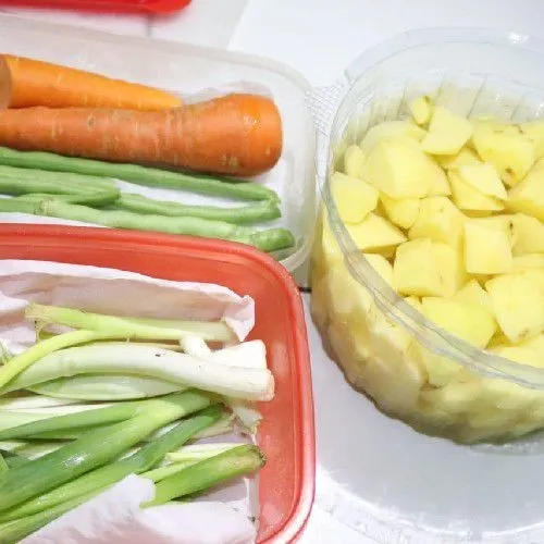 Siapkan sayuran, cuci bersih, potong sesuai selera.