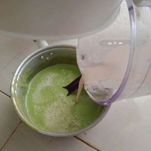 Blender durian dengan sisa santan 400 ml sampai halus, kemudian masukkan ke panci.