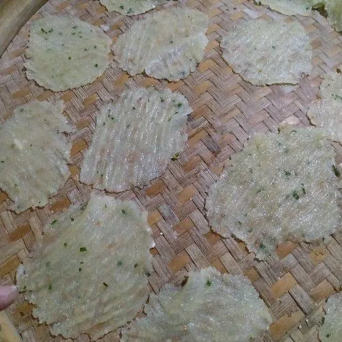 Tunggu 3-5 menit, angkat. Pindahkan ke tampah bambu. Lakukan langkah 3-4 berulang sampai adonan habis. Kemudian jemur hingga kering.