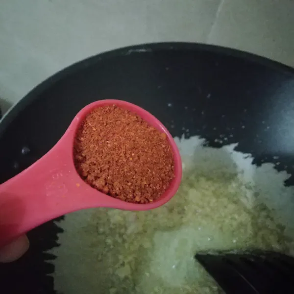 Tumis bumbu halus hingga harum, lalu masukkan cabe bubuk, dan cabe rawit.