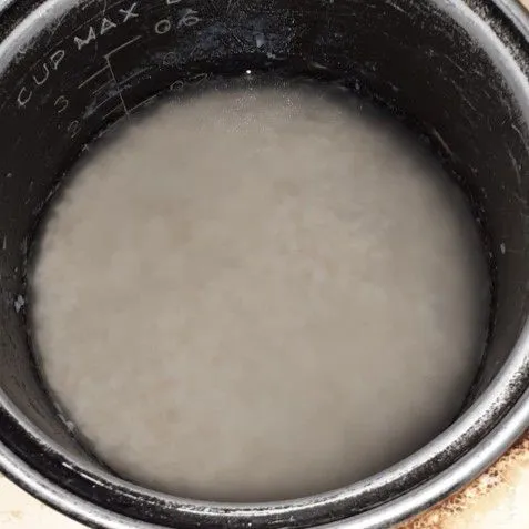 Cuci bersih beras pulut, lalu masak di rice cooker.