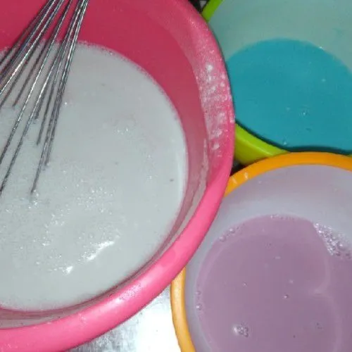 Bagi adonan dan berikan pasta pewarna secukupnya.