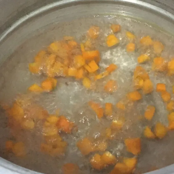 Potong dadu wortel, lalu rebus satu menit.