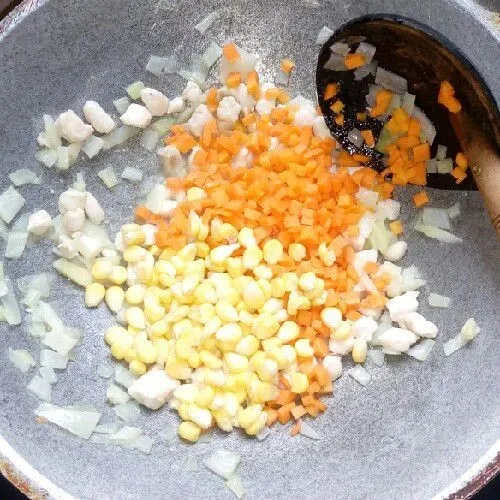 Masukkan wortel dan jagung kemudian oseng kembali.