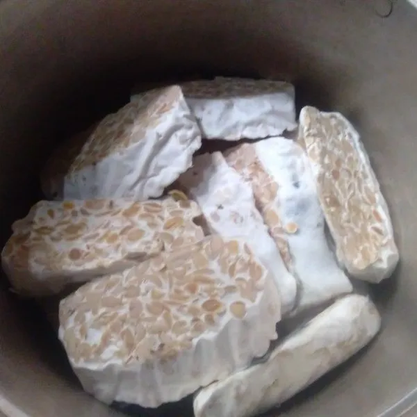 Potong-potong tempe sesuai selera, taruh dalam panci.