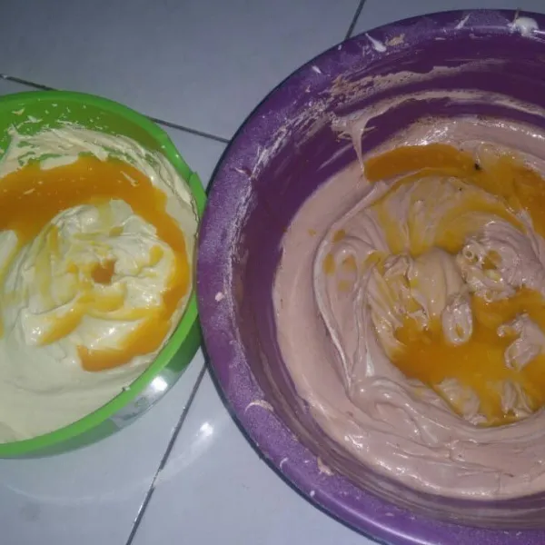 Masukkan mentega cair pada masing-masing adonan, aduk dengan spatula sampai tidak ada mentega yang mengendap di bawah.