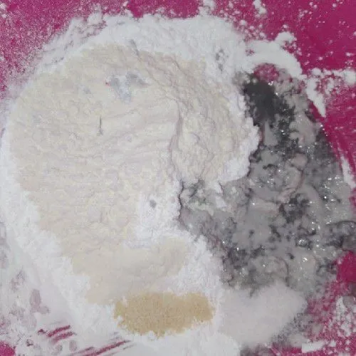 Campur semua bahan pempek. Masukkan air panas sedikit demi sedikit. Jika sudah kalis hentikan.