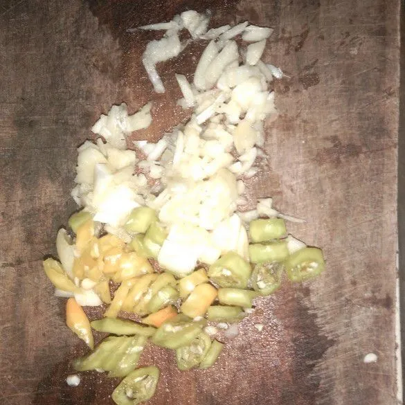 cincang bawang putih dan potong cabai rawit