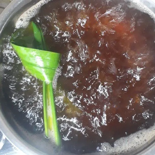 Sisir gula merah. Rebus air, gula merah, garam, dan daun pandan sampai mendidih dan gula larut sempurna. Angkat, tunggu sampai dingin.