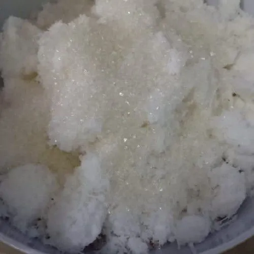 Kukus kelapa, gula, dan garam.
