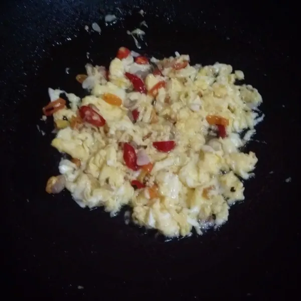 Masukkan telur, kemudian orak arik.