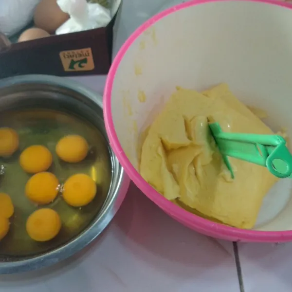 Kocok margarin selama 3, lalu masukkan gula pasir kocok hingga lembut dan creamy. Masukkan telur satu per satu, kocok terus sampai merata, masukkan garam dan vanilla. Panaskan oven suhu 16 derajat celcius.