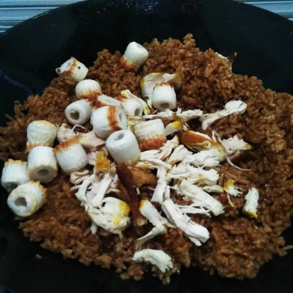 Masukkan chikuwa dan suwir ayam ke dalam nasi yang telah di campur dengan tumisan bumbu.