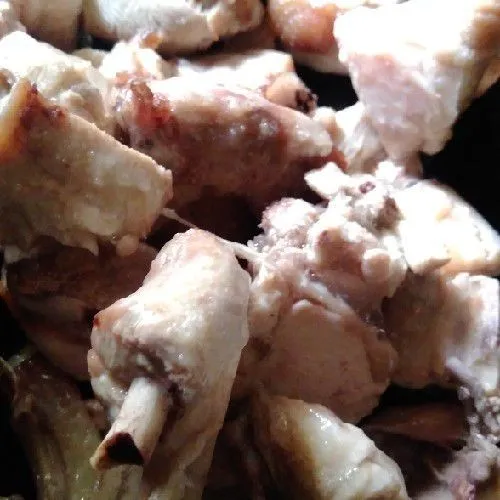 Cuci bersih ayam, potong dadu dan rebus ayam sebentar.