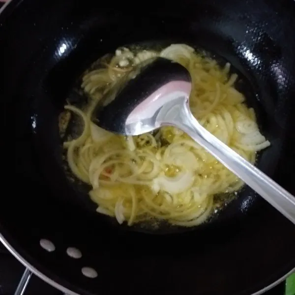tumis bawang bombay dan bawang putih sampai harum