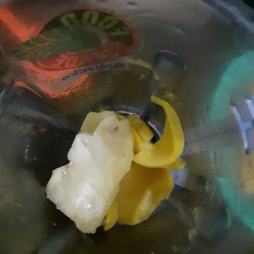 Masukkan potongan nanas.