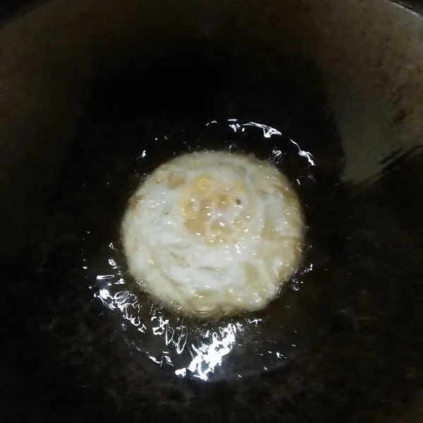 Panaskan minyak lalu masak telur mata sapi dengan kematangan sesuai selera, tiriskan.