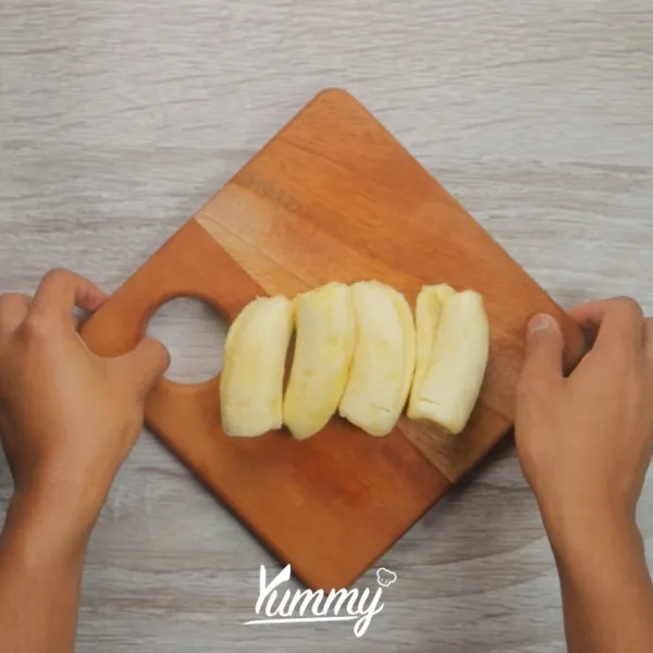 Siapkan pisang dan potong menjadi dua bagian (tidak putus). Sisihkan.