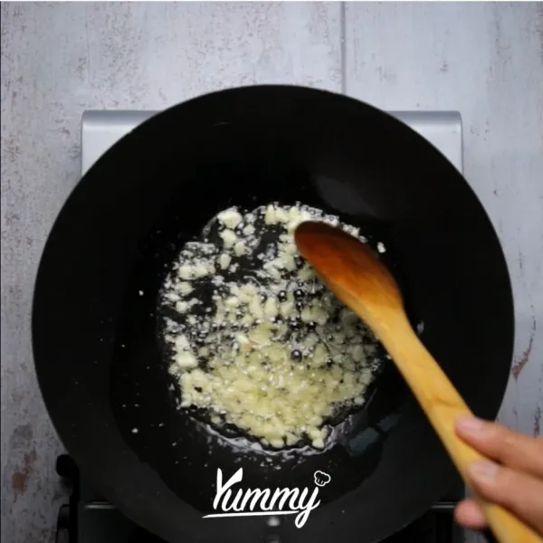 Tumis bawang putih hingga harum.