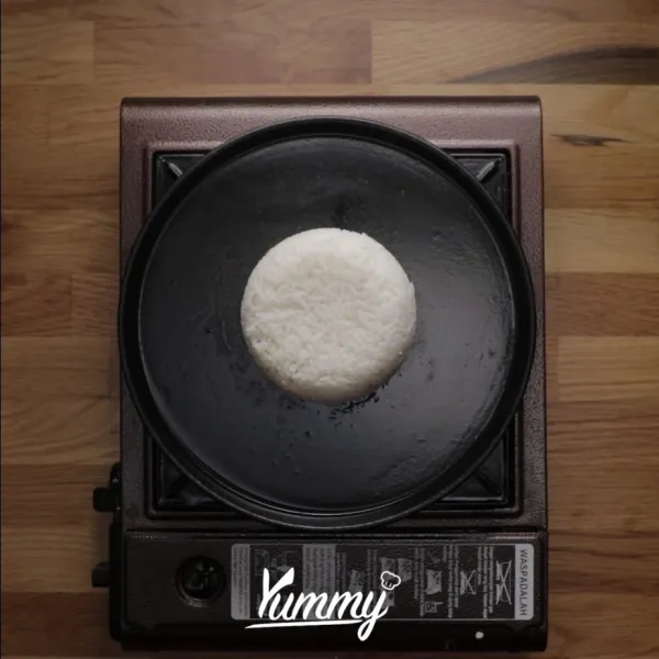 Susun nasi di atas hotplate.