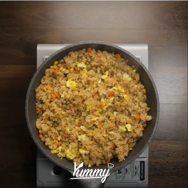 Tambahkan penyedap, gula, nasi putih, telur yang sudah dimasak, aduk hingga tercampur dan matang.