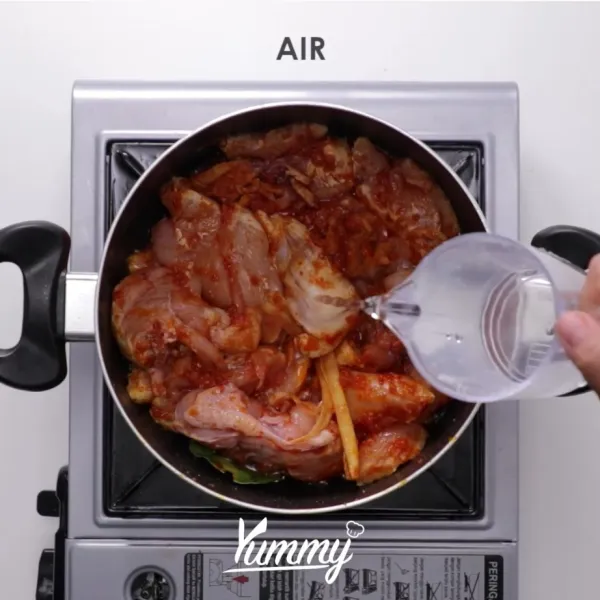 Masukkan ayam dan kentang, masak hingga ayam berubah warna. Masukkan air.