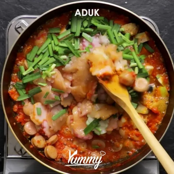 Setelah mengental tambahkan sosis, kerupuk rebus, aneka bakso, gula, garam dan kucai. Lalu aduk rata agar tercampur. Masak hingga kuah mengental (jika menginginkan berkuah, matikan api saat masi tersisa kuah).