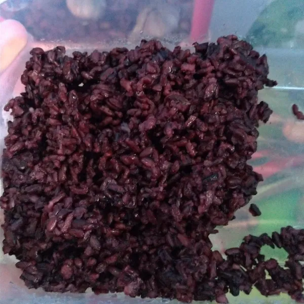 Nasi dari beras hitam, gulanya lebih sedikit dari beras merah bisa juga diganti beras shirataki.
